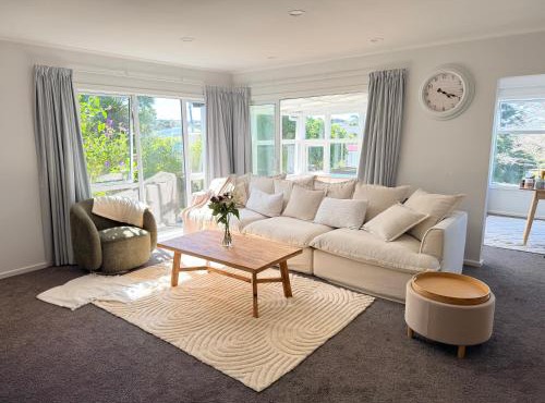 Sunny Spacious Room, Free Parking, Close to Ferry