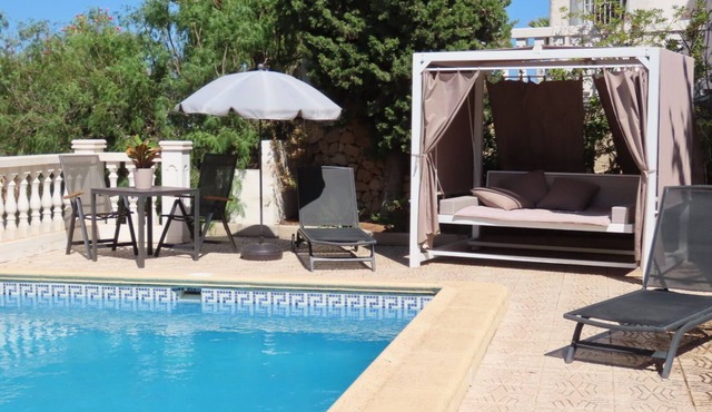 Sunny vacation apartment with private pool not far from the sea