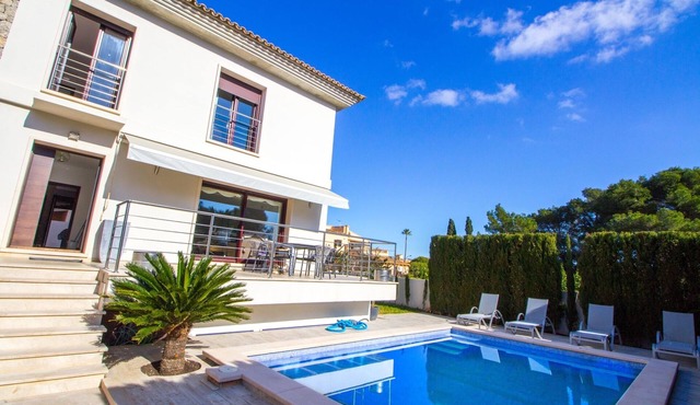 Sunny villa with pool, WIFI and A/C