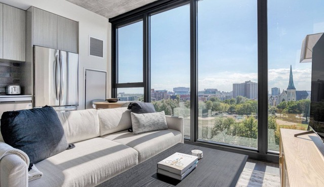 Sunny West Loop Jr 1BR w/Rooftop & Dog Run, nr I-90, by Blueground