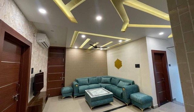 SUNRAYS STAYS-A Unique 3BHK Fort View apartment in the Heart of the City