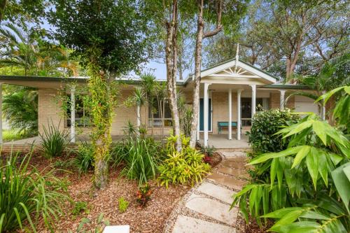Sunrise on Byron - Spacious Pet Friendly Holiday Home Near Belongil Beach | Winter Escape Deal | Stay Longer & Save | 1 June – 31 August