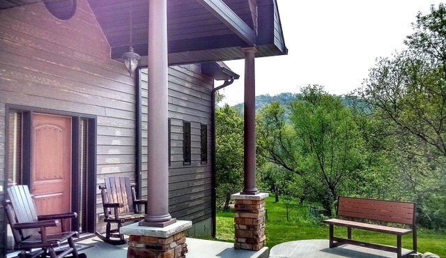 Sunrise Suite Retreat, River on Property, Adults Only, No Pets, Peace and Quiet!