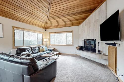 Sunriver Resort home with 8 SHARC passes fireplace balcony W&D