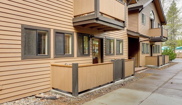 Sunriver Vacation Rental w/Community Hot Tub!
