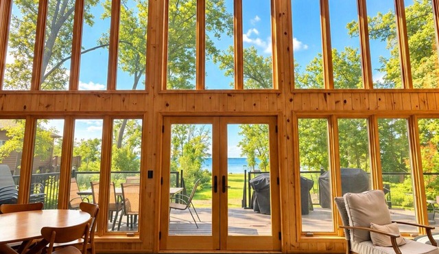 Sunroom-Game room- Family Room- Kayaks, Games, Water Toys, Beach & Dock!