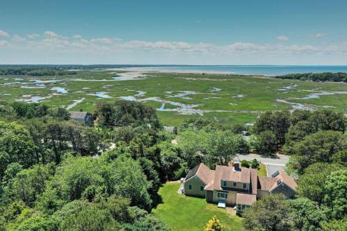 Sunroom Mins to Beaches Views of Marsh