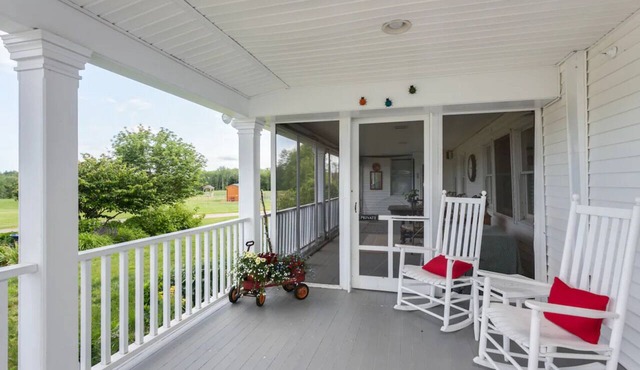 Sunroom Suite-Unit 1-Farmstay w/full kitchen-quiet -20 min to beach