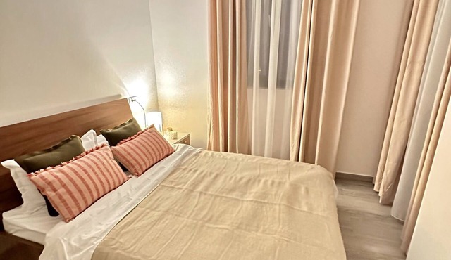 Sunset Apartment - Central Apt with Rooftop Garden