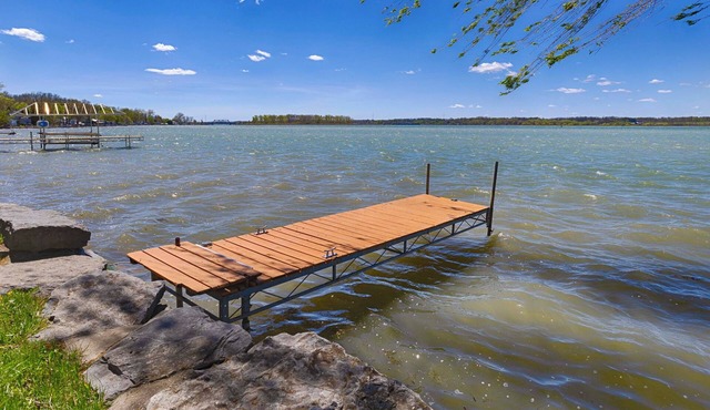 Sunset Bay:"A Quaint Bungalow by the Lake"