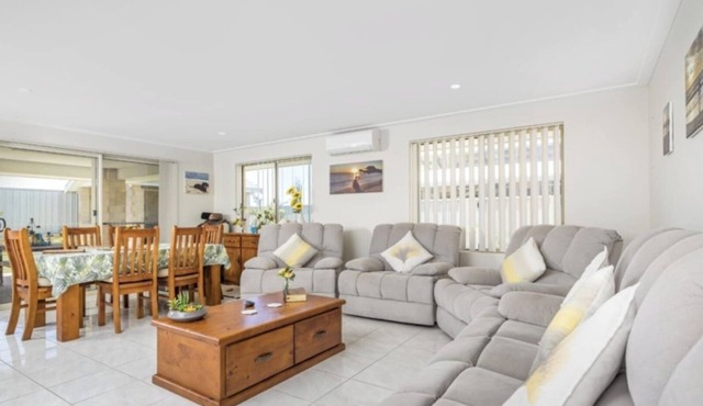 Sunset Beach bed & breakfast is hosted accommodation 50 meters from the beach.