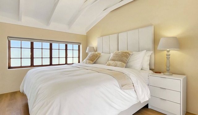 Sunset Beach Villa Luxury Beach Cottage - Hot Tub - On the beach - Cape Town
