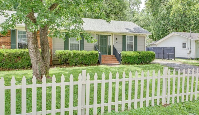 Sunset Cottage: 2 bed 1 bath, Pet-Friendly.