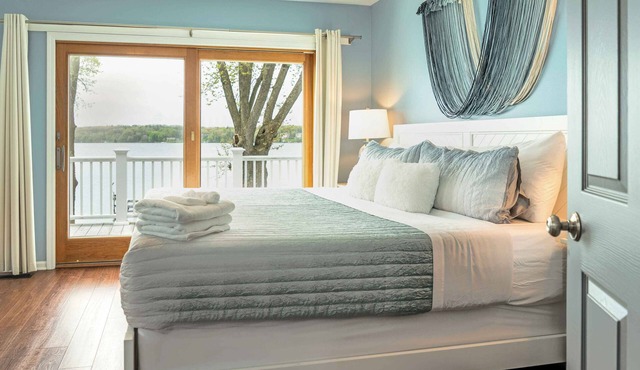 Sunset Getaway on Delavan Lake – Waterfront 4 BDR, Pet Friendly!