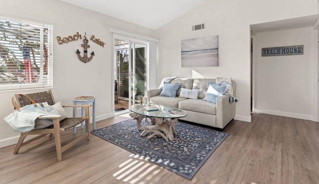 Sunset Haven Cottage- Beautiful Bright and Clean Condo steps from Strands Beach