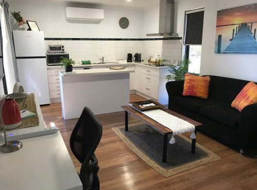 Sunset Haven Self-Contained Apartment - 14 mins to city
