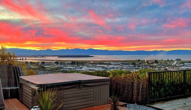 Sunset Heights - Nelson Holiday Home