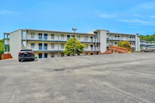 Sunset Landing - Waterfront condo with lake-view deck, tennis court & pool