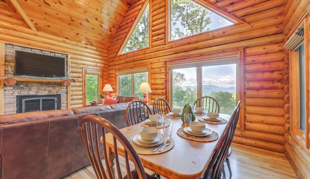 Sunset & Mountain Views: Scenic Sylva Log Cabin!