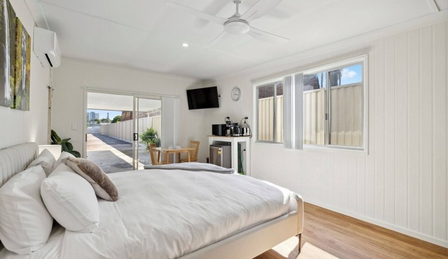 Sunset Palms Studio Cozy Coastal Stay in Coffs Harbour