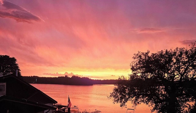 Sunset Point at the Nook — Charming Lakefront Home with Deck & Modern Comforts