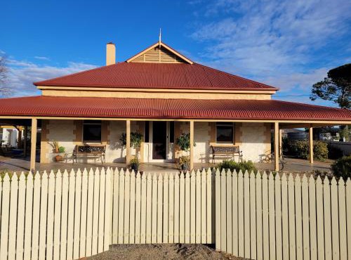 Sunset Ridge Accommodation -Rockville Homestead