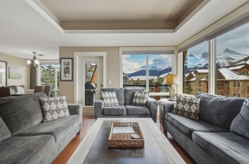 Sunset Ridge - Luxurious Corner Condo - Spectacular Mt Views with open Pool!