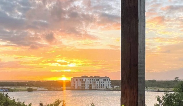 Sunset View, Walk to Pool, Dining, Shops
