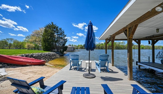 Sunset Views- Waterfront, Covered Slip, Pet Friendly, Updated