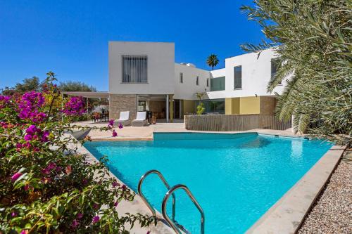Sunset Villa next to the beach