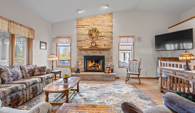 Sunset Vista – 2BR Central Elkhart Lake Retreat