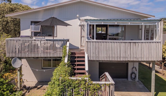 Sunsets and Surf - Whangapoua Holiday Home