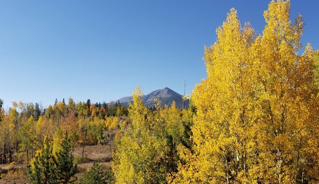 Sunshine and views of Breckenridge and Keystone in a large (1100 sq ft) space!