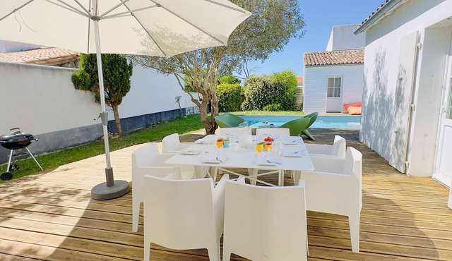 Superb villa with swimming pool in the village