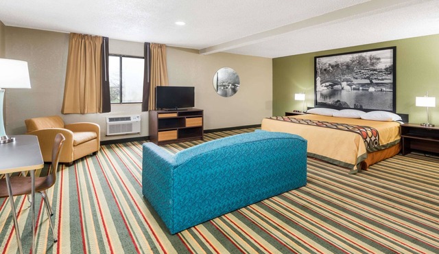 Super 8 by Wyndham Bloomington/Normal
