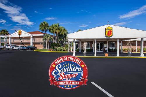 Super 8 by Wyndham Lake City