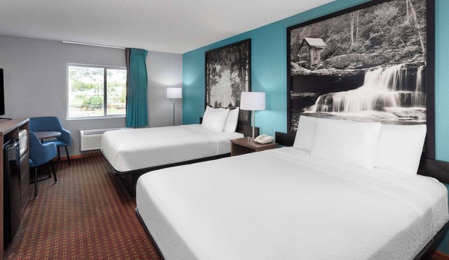 Super 8 by Wyndham McHenry/Fox Lake Area