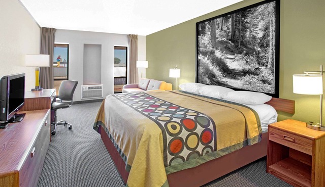 Super 8 by Wyndham Windsor/Madison North