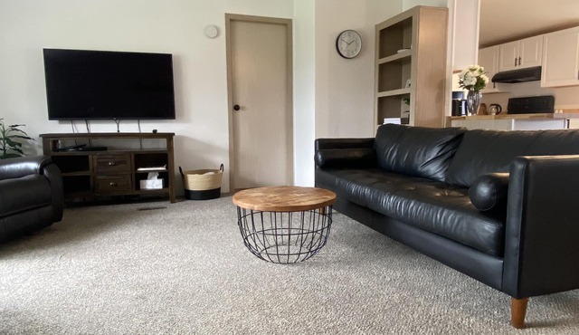 Super Clean, Cozy 3 Bedroom 2 Bath, Sleeps 6 close to Hereth Park