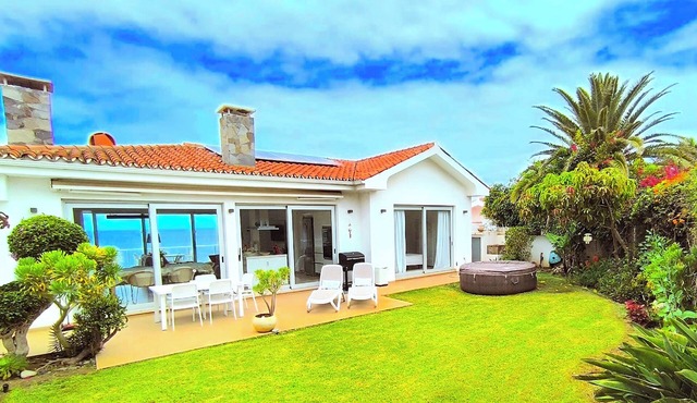 Super Comfortable Nature Villa in front of the SEA, with Jacuzzi and Sauna.