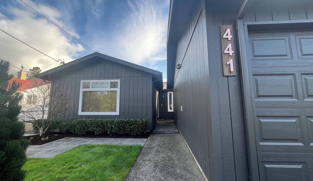 Super Comfy 3 Bed Home, Lovely Patio and Yard with Upscale Seating and Beautiful
