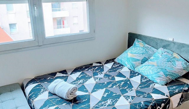 Super-convenient studio just a 1-minute streetcar ride from central Paris