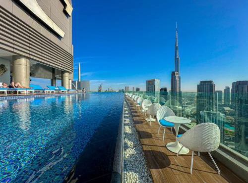 Super High Infinity Pool & Stunning Burj Khalifa View, 3-Bedroom Apartment at Paramount Hotel Midtown