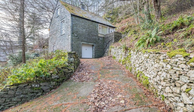Super location within woodland and a SSSI.