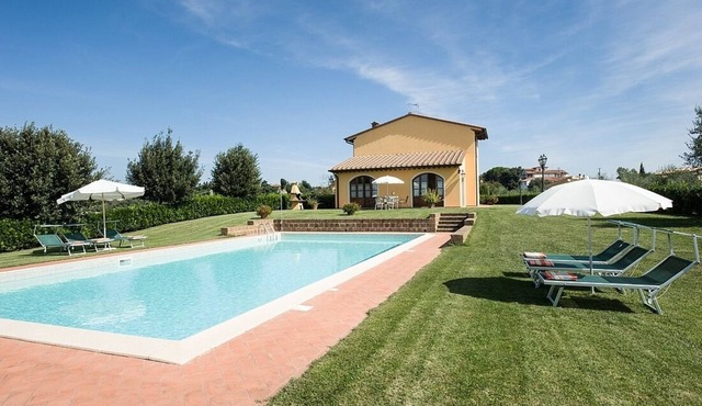 Super panoramic, private pool, fast Wifi, Air cond, close to town - NO BILLS