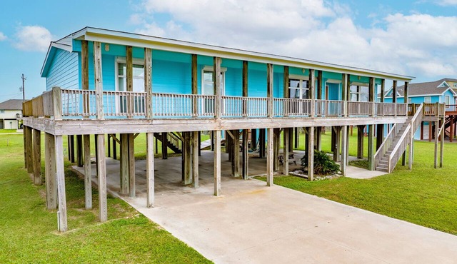 Super Spacious & Fully Stocked 4BR House & Hot Tub: SUMMER IS HERE!