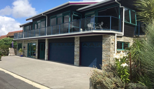 Super spacious house with magnificent water views