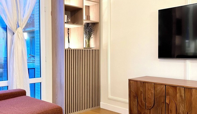 SUPERB 2-ROOM APARTMENT, NEWLY RENOVATED. CLOSE TO PORT AND SHOPS.