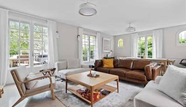 Superb 3-bedroom house in Le Mesnil-le-Roi – Quick Access to Paris