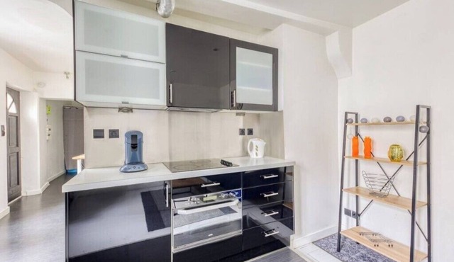 Superb accommodation close to station and freeway